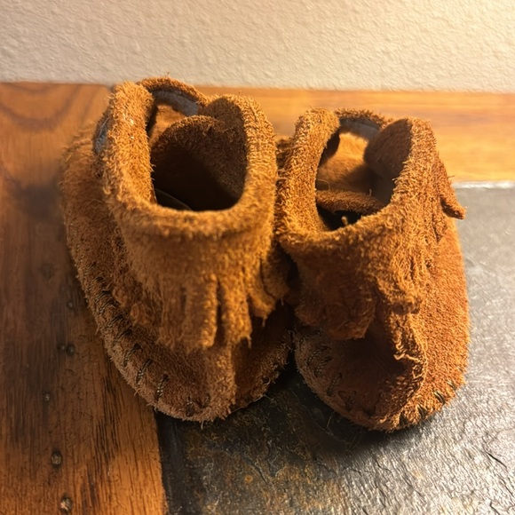 NFS reserve -Minnetonka toddler moccasin size 4 Velcro leather shoe - Picture 5 of 5